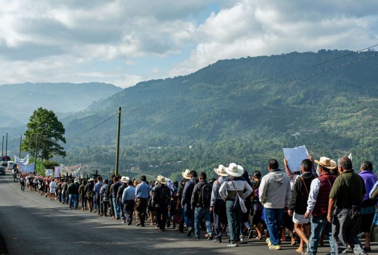 Indígenas en una marcha de rechazo a la violencia, ayer en Chenalhó, Chiapas. Representantes de las etnias tzotzil y tzeltal se unieron a la manifestación para exigir justicia al gobierno, a tres meses del asesinato del padre Marcelo Pérez. A la izquierda, manifestantes con mantas