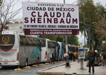 Morena y sindicatos llenan el Zócalo en apoyo a Claudia Sheinbaum; AMLO, “presente”
