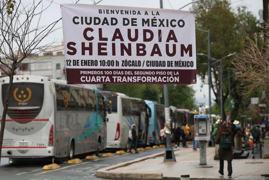 Decenas de autobuses se estacionaron en las inmediaciones del Monumento a la Revolución, que llevaron simpatizantes de Morena al mensaje de la presidenta Claudia Sheinbaum (Foto de El Universal)