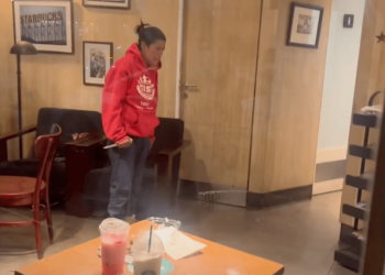Mujer amenaza a trabajadores de cafetería en la Condesa, CDMX (VÍDEO)