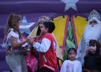 Niñas y niños de Isla Mujeres disfrutan con Mara Lezama festival de Día de Reyes