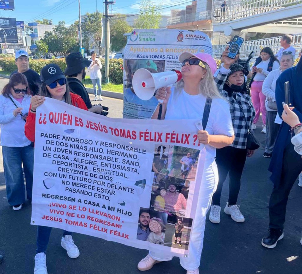 Un grupo de los manifestantes que ayer protestaron en el exterior del Congreso del Estado de Sinaloa. Más tarde, entraron al recinto