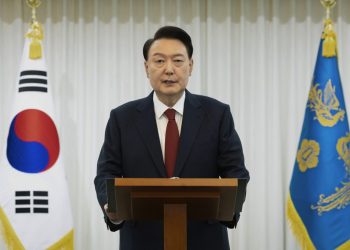 Ordenan arresto del presidente de Corea del Sur; simpatizantes intentan evitarlo