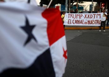 Panameños agitan el fervor patriótico en defensa del Canal con la “siembra de banderas”