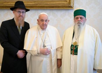 Papa Francisco sufre caída en su residencia; le inmovilizan el brazo por precaución