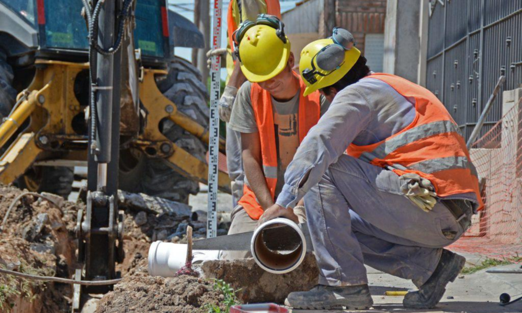 Expertos calculan reducción de 2.6% a la inversión en Méixco en 2025, asociada al recorte en el gasto para obras públicas: primera en 5 años.