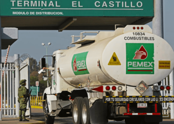 Pemex frena obras y mantenimientos por deudas y baja producción