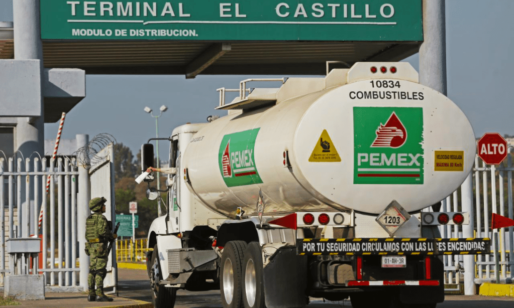 Pemex frena obras y mantenimientos también plataformas marinas por deudas y baja producción, tiene más de 20 concursos paralizados