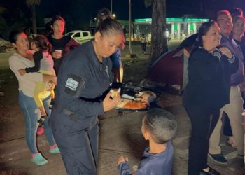 Policías llevan rosca de Reyes a migrantes en la frontera sur de México