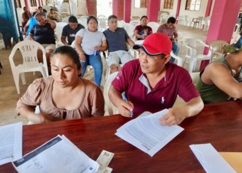 Por la justicia social AGEPRO entrega convenios de regularización a familias de Bacalar