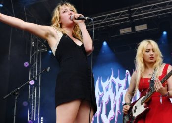 ¿Por qué debes escuchar a Lambrini Girls, la nueva “banda favorita” de Iggy Pop?