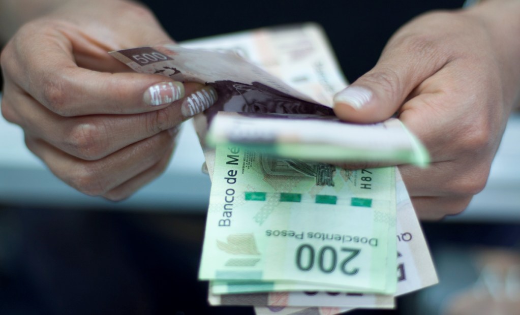 Cajera cuenta billetes. A pesar de que las expectativas de crecimiento económico para 2025 muestran una marcada desaceleración, ubicándose, en promedio, en 1.2%, Coparmex ve potencial para México en el “nearshoring” y la reconfiguración de las cadenas de suministro mundial