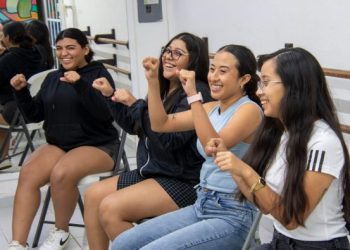 Promueve la FPMC el bienestar integral de las y los cozumeleños con sesión de Risoterapia