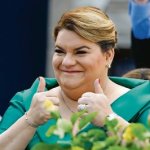 Jenniffer González hace una señal durante su juramentación