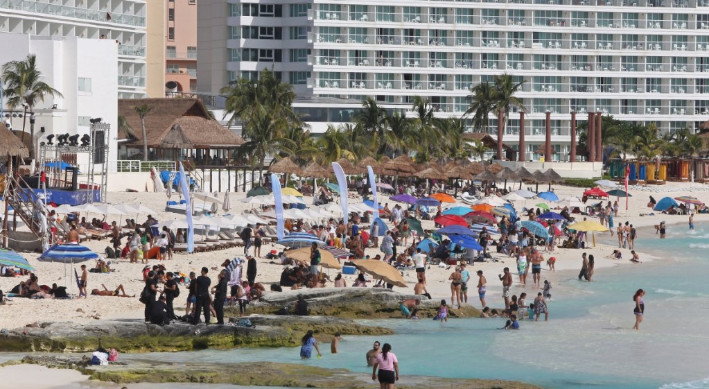 Una buena afluencia de visitantes se observa en las playas de Cancún en el arranque de este nuevo año