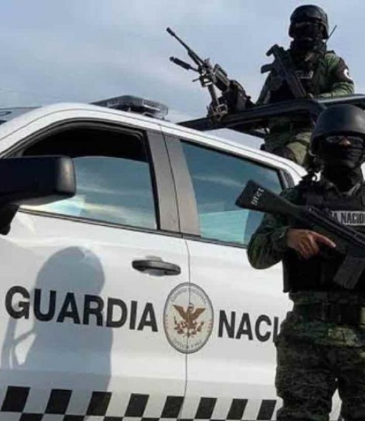 El secretario de Seguridad y Protección Ciudadana, Omar García Harfuch, habla en conferencia junto a la presidenta Claudia Sheinbaum. A la izquierda, elementos de la Guardia Nacional, cuya corporación pasó de 37,478 plazas en 2024 a 33,914 en este año