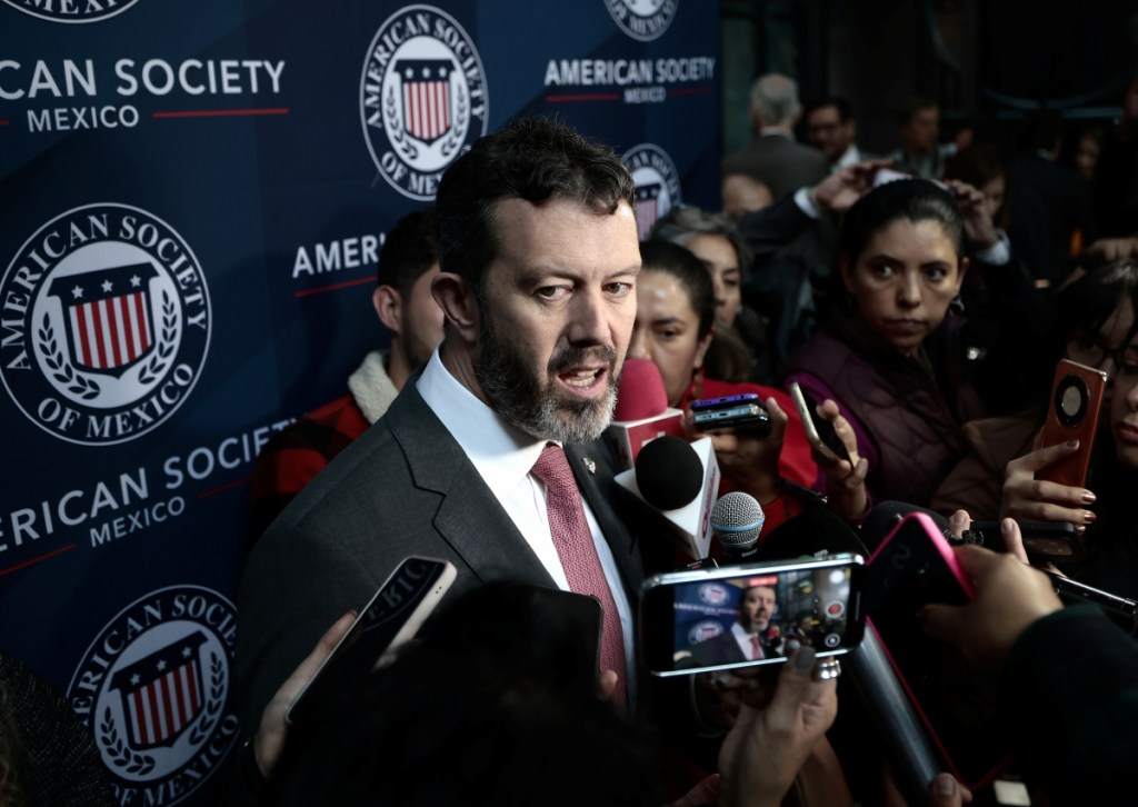 El presidente de la American Society (Amsoc) México, Larry Rubin, habla con periodistas durante la 85a. asamblea general de la organización