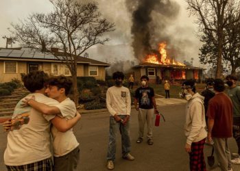 Reportan 16 desaparecidos por los incendios en California