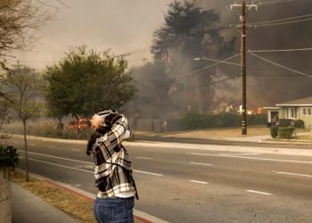 Residentes ignoran órdenes de evacuación en Los Ángeles para tratar de salvar sus casas