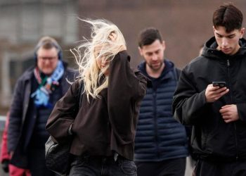 Retraso de vuelos y cierre de escuelas por fuerte temporal en Reino Unido