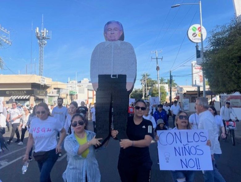 Manifestantes con un monigote con la cara de Rubén Rocha Moya