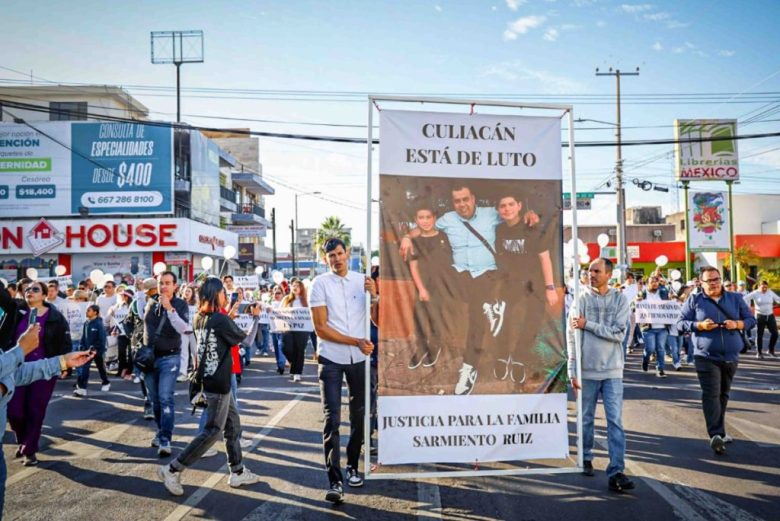 Manifestantes protestaron el domingo por el asesinato de Gael y Alexander Sarmiento, de 9 y 12 años de edad, junto con su padre, Antonio