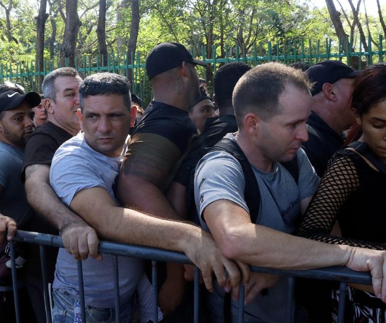 Cientos de migrantes saturaron ayer las oficinas de la Comisión Mexicana de Ayuda a Refugiados (Comar) en la frontera sur de México, tras las nuevas medidas del presidente Donald Trump, que les impedirían avanzar hacia Estados Unidos