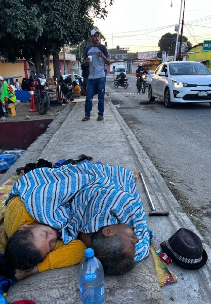 Migrantes que esperan en la frontera sur tienen que arreglárselas para tener al menos unos momentos de descanso