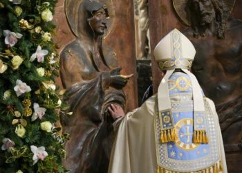 Se abre la cuarta Puerta Santa del Jubileo en la basílica de Santa María la Mayor