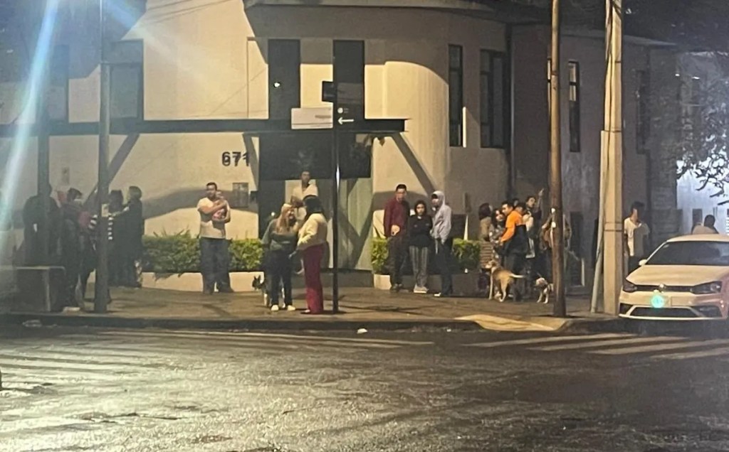 Personas que salieron de sus casas en la madrugada por el temblor en el país. La foto es de redes sociales