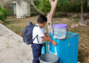 Sin agua u otros servicios más de 30 mil escuelas en México