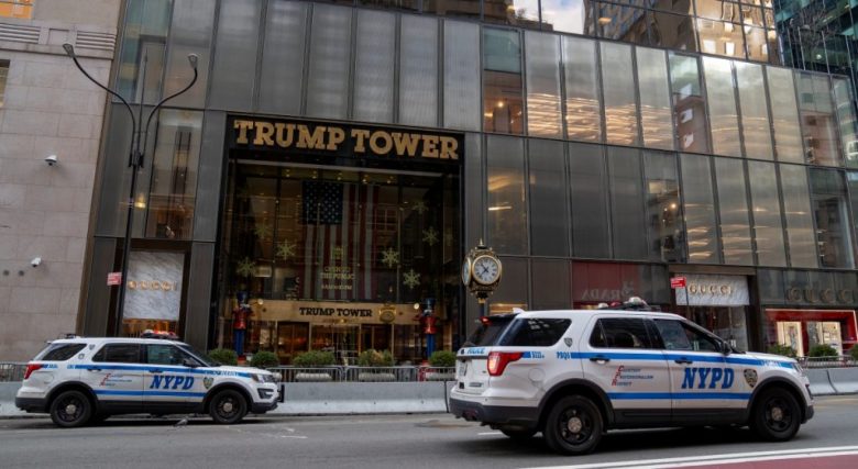 Policías vigilan afuera de la Torre Trump para reforzar la seguridad en Nueva York tras recientes atentados