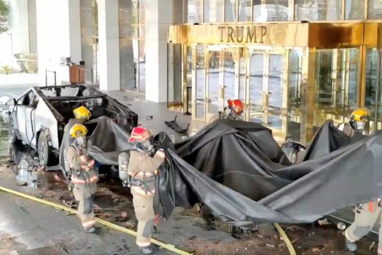 Bomberos retiran una lona después de apagar un Tesla Cybertruck que explotó frente al Hotel Trump en Las Vegas, Nevada, el miércoles pasado