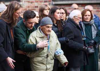 Supervivientes conmemoran con velas y flores la 80ª Liberación de Auschwitz