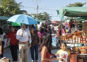 Cancún inicia plan de ordenamiento y credencialización de tianguistas