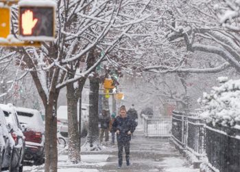 Tormenta invernal deja nevadas en el centro de EE.UU. e interrumpe miles de vuelos