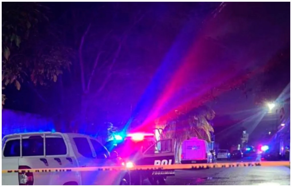 Dos muertos y dos heridos es el saldo de una balacera en un bar de Playa del Carmen, Quintana Roo la noche del lunes