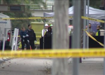 Trágico amanecer en Miami: hombre usa un palo contra indigentes
