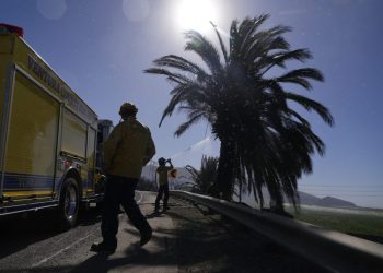 Tregua en la lucha contra incendios: esperan lluvias el fin de semana en el sur de California