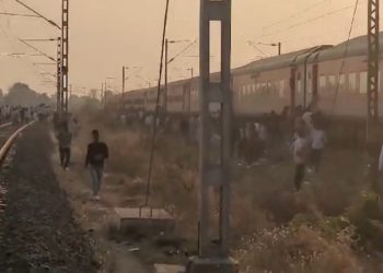 Tren arrolla a 11 personas en India; huían por falsa alarma de incendio