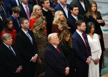 Trump asiste a misa en Washington; obispa pide “misericordia” para comunidad LGBT y migrantes