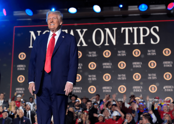 Trump no descarta regresar a la OMS y ofrece eliminar el impuesto de las propinas