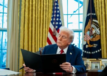 Trump ordena revisar los cambios de protocolo aéreo y contrataciones efectuados con Biden