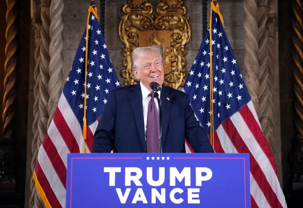 El presidente electo de Estados Unidos, Donald Trump, en conferencia de prensa en su finca de Mar-a-Lago, donde propuso cambiar el nombre al Golfo de México (Foto de AP)