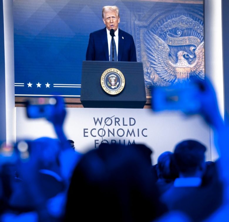 El presidente ruso, Vladímir Putin, en una conferencia a distancia en Moscú, anteayer. A la izquierda, el presidente de Estados Unidos, Donald Trump, durante su participación de ayer en el Foro de Davos