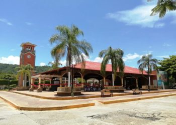 Vecinos de Atlapexco atan a un poste de la CFE a presuntos ladrones