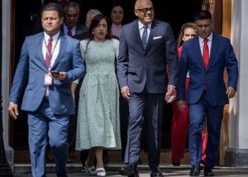 Venezuela reitera su intención de arrestar a líder opositor si es que regresa al país