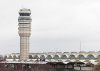“Volaba demasiado alto”: Trump insiste en que el helicóptero provocó el accidente aéreo