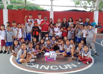 FOMENTA BOMBEROS DE CANCÚN CULTURA DE PREVENCIÓN Y SEGURIDAD EN ESTUDIANTES Cancún, Q. R., a 20 de febrero de 2025.- El Ayuntamiento de Benito Juárez, a través del Heroico Cuerpo de Bomberos de Cancún, puso en marcha el programa “Visita Escolar en la Estación de Bomberos”, para que las niñas y niños conozcan las medidas de prevención a accidentes y sepan cómo actuar en caso de emergencias. Como parte del compromiso de la Presidenta Municipal, Ana Paty Peralta, con la protección de la niñez cancunense, el director de la dependencia, Aquileo Cervantes Álvarez, da seguimiento constante a través de las pláticas “Mis Primeros Pasos en la Prevención”, dirigidas a las niñas y niños de nivel preescolar y primaria. En la visita guiada, los elementos de la corporación explicaron a infantes la importancia de una estación de bomberos en la ciudad, así como las herramientas de auxilios que se utilizan en una emergencia, para salvar la vida de las personas involucradas en un accidente o situación que pudiese poner en riesgo su integridad física. La comunidad estudiantil del jardín de niños “Chac-Mool” de la Sm 89, las escuelas primarias “José María Morelos y Pavón” de la Sm 66 y “Diego Rivera” turno vespertino de la Sm 237, personal docente y padres de familia se sumaron a la iniciativa de estas pláticas preventivas a la seguridad. Así mismo, se recomendó a la ciudadanía reportar cualquier emergencia al número 911, para que se canalice a la instancia correspondiente, no sin antes hacer énfasis en que los bomberos se encuentran en constante apoyo a los incidentes reportados por la población.