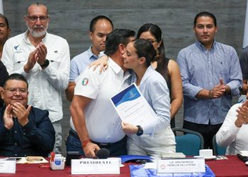 ESTRECHA ANA PATY PERALTA LAZOS CON EL SECTOR NÁUTICO